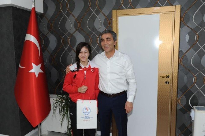 Trabzonlu Minik Bayan Güreşçiler Balkan Şampiyonası’ndan Altınla Döndü