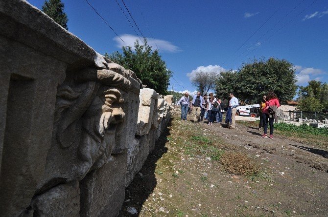 Stratonikeia Bilim İnsanlarına Ağırladı