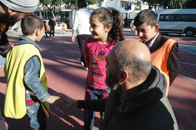 Oyuncu Kaan Çakır’dan Mini Futbolculara Destek