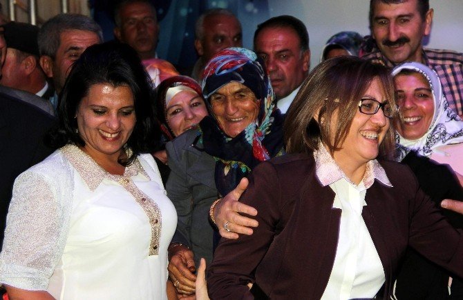 Başbakan Davutoğlu, Gaziantep’teki Muhtarlara Müjdeyi Cep Telefonundan Verdi