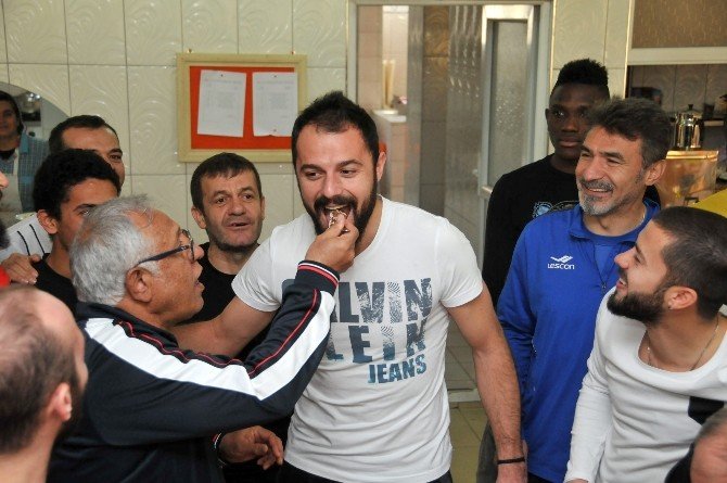 Multigrup Alanyaspor Kaptanına Doğum Günü Sürprizi