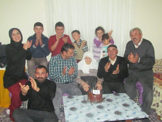 Doğumunun 108. Yılını Torununun Torunuyla Kutladı