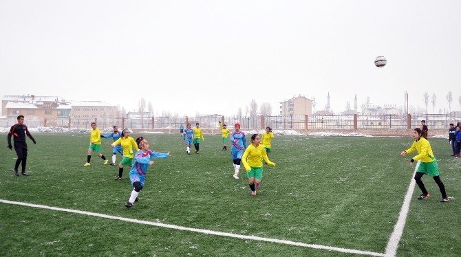 Bayan Futbolcuların Soğukla İmtihanı