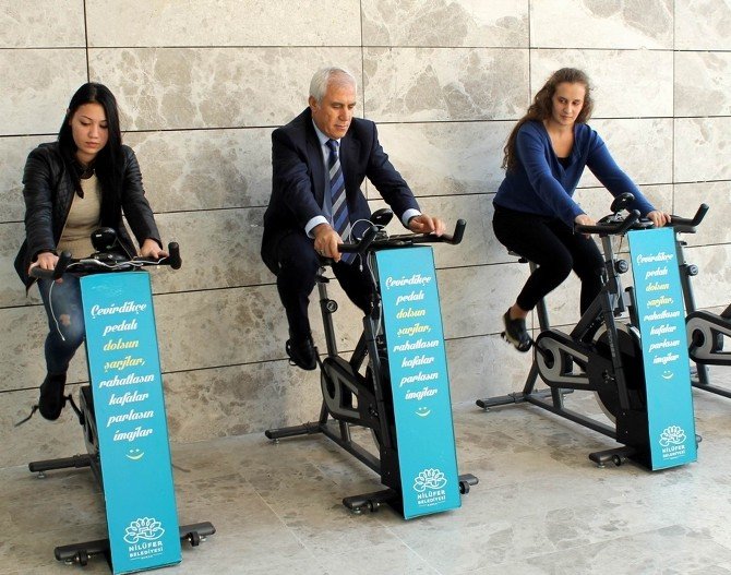 Belediyeye Gelen Vatandaşlar Pedal Çevirerek Hem Spor Yapıyor, Hem Cep Telefonlarını Şarj Ediyor