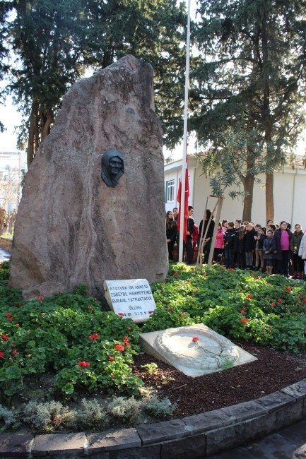 Zübeyde Hanım, Mezarı Başında Anıldı
