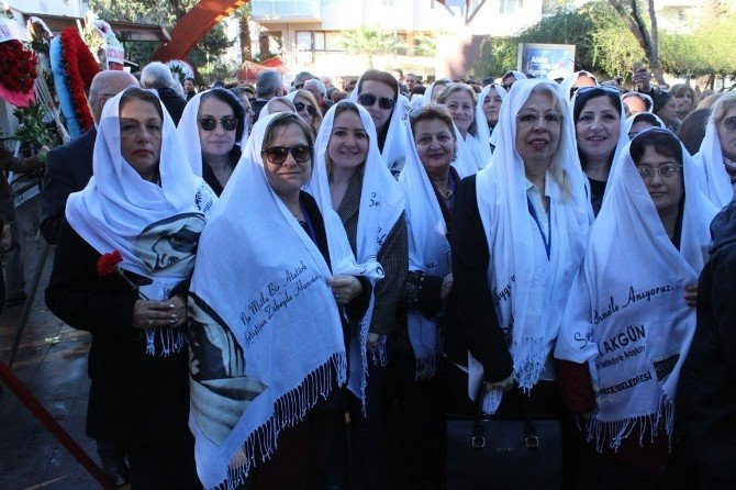 Zübeyde Hanım, Mezarı Başında Anıldı