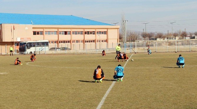 Bayırbucak Türkmenlerine Amatör Futbolculardan Destek
