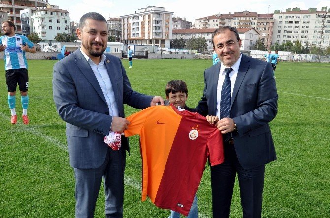 Fenerbahçeli Müdürden Milletvekiline Galatasaray Forması