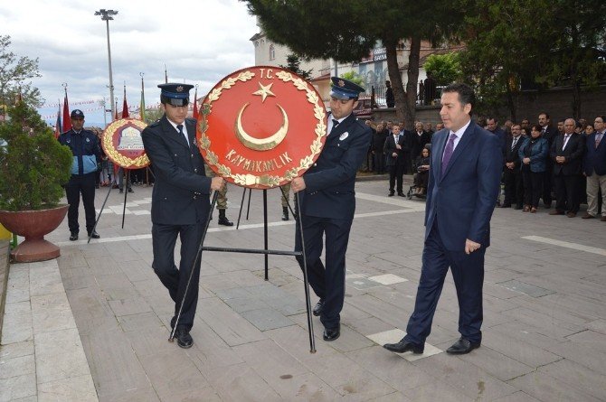 Niksar’da 29 Ekim Bayram Çelenkleri Sunuldu