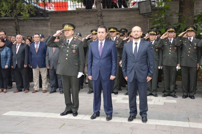 Niksar’da 29 Ekim Bayram Çelenkleri Sunuldu