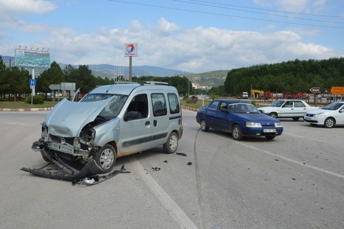 Niksar’da Trafik Kazası: 3 Yaralı