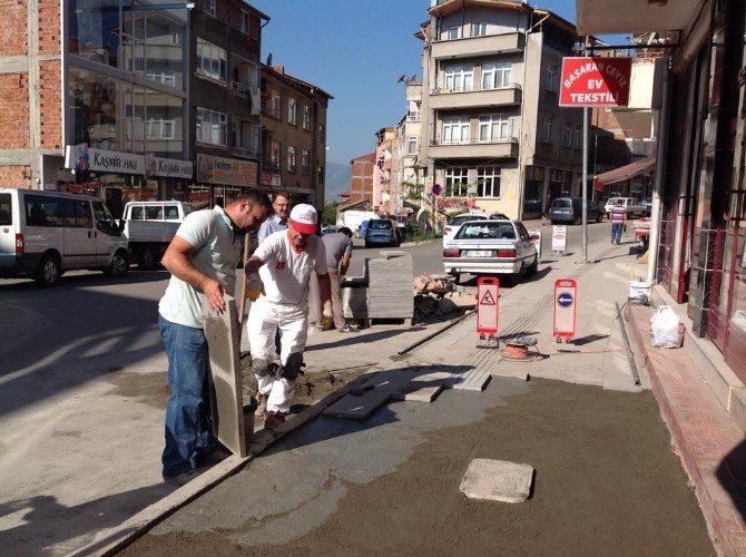 Niksar’da Yeni Kaldırımlara Engelli Düzenlemesi