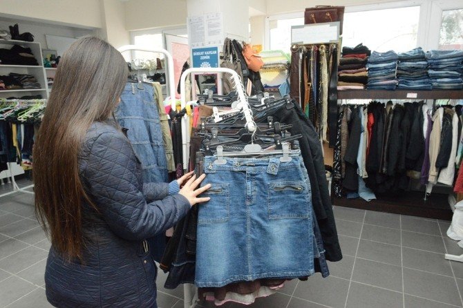 “Giymiyorsan Giydir Atölyesi” İhtiyaç Sahiplerini Sevindiriyor