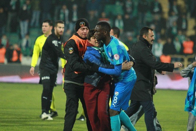 Küçük Taraftarlar Sahaya Atlayıp Bakaya Traore’ye Sarıldı