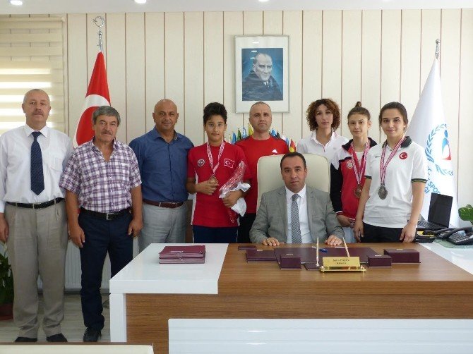 Başarılı Olan Taekwondocular Ödüllendirildi