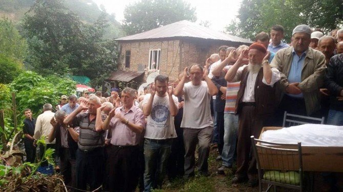 Evlat Kurşunuyla Ölen Baba Toprağa Verildi