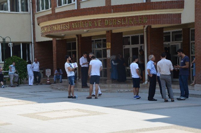 Öğrencilerin Kayıt Telaşı
