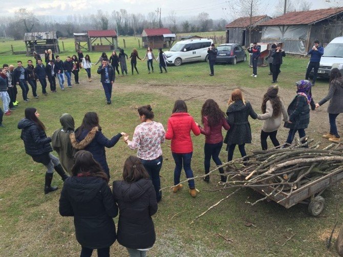 Öğrenciler Hamsi Şenliğiyle Stres Attı