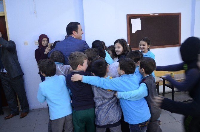 Öğrenciler Öğretmenlerine Doğum Günü Sürprizi Yaptı