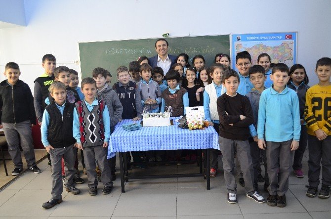 Öğrenciler Öğretmenlerine Doğum Günü Sürprizi Yaptı