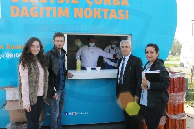 Üniversite Öğrencileri Ücretsiz Çorba İçin Kampanya Başlattı