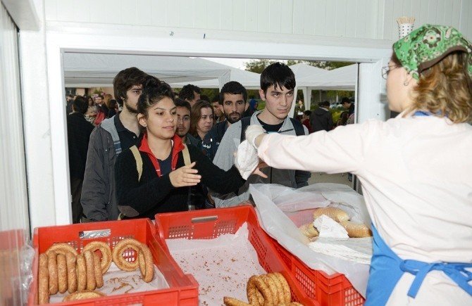 Üniversite Öğrencileri Ücretsiz Çorba İçin Kampanya Başlattı