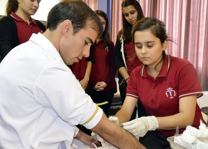 Fedakar Öğretmenler Öğrencileri İçin Canlı Manken Oldu