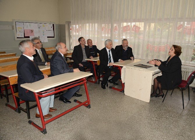 Yarım Asır Önce Okudukları Sınıfta Öğretmenlerinin Elini Öptüler