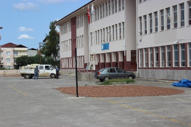 Okul Bahçesi Fındık Harmanı Oldu