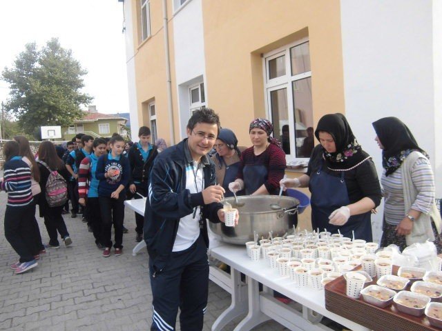 Kargı Fen Lisesi Öğrencileri Aşure Dağıttı