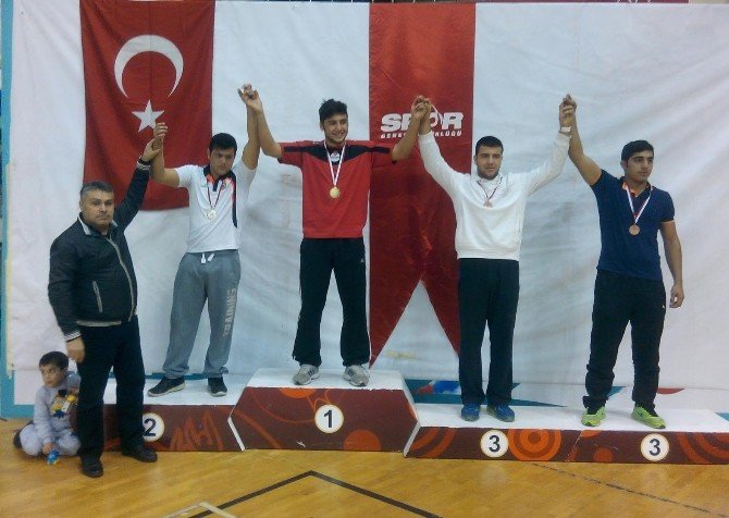 Genç Güreşçiler Okulları Adına Güreştiler