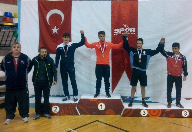 Genç Güreşçiler Okulları Adına Güreştiler