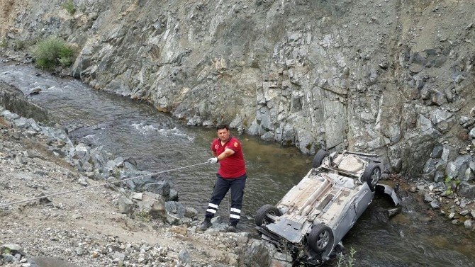 Zonguldak’ta Otomobil Dereye Uçtu