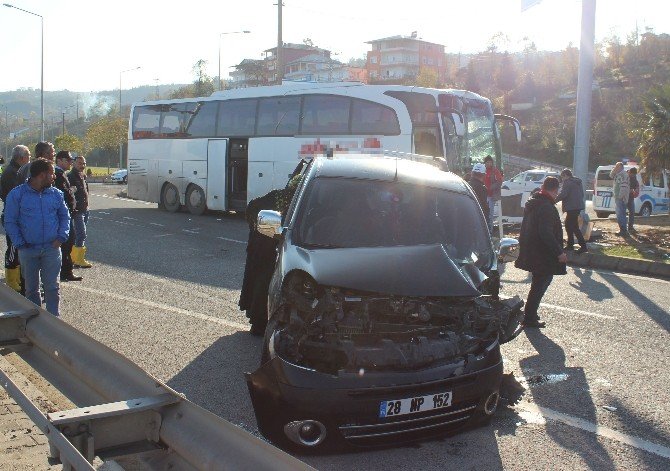 Otobüs İle Kamyonet Çarpıştı: 3 Yaralı