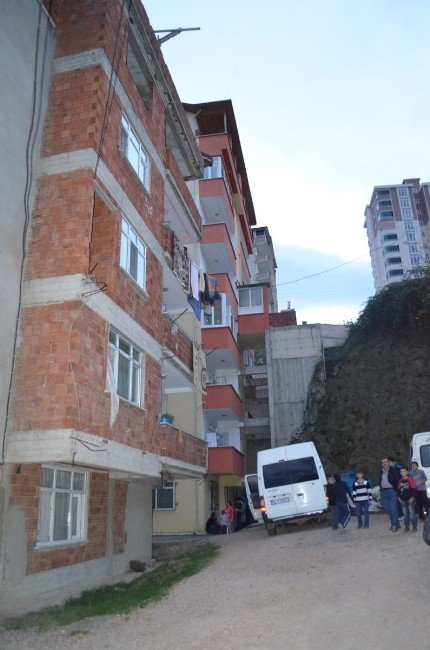 Oğluyla Birlikte 3. Kattan Düştü