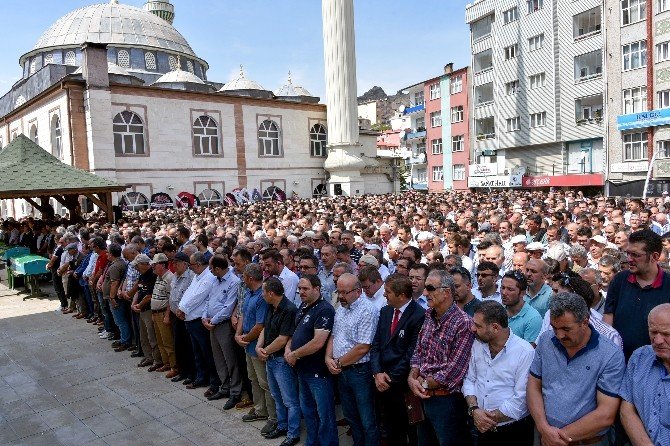 Ordu’da Trafik Kazasında Hayatını Kaybeden 4 Kişi Gümüşhane’de Gözyaşlarıyla Toprağa Verildi