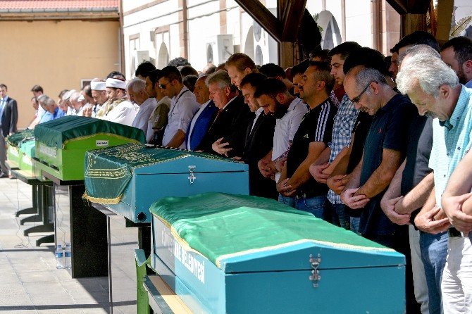 Ordu’da Trafik Kazasında Hayatını Kaybeden 4 Kişi Gümüşhane’de Gözyaşlarıyla Toprağa Verildi