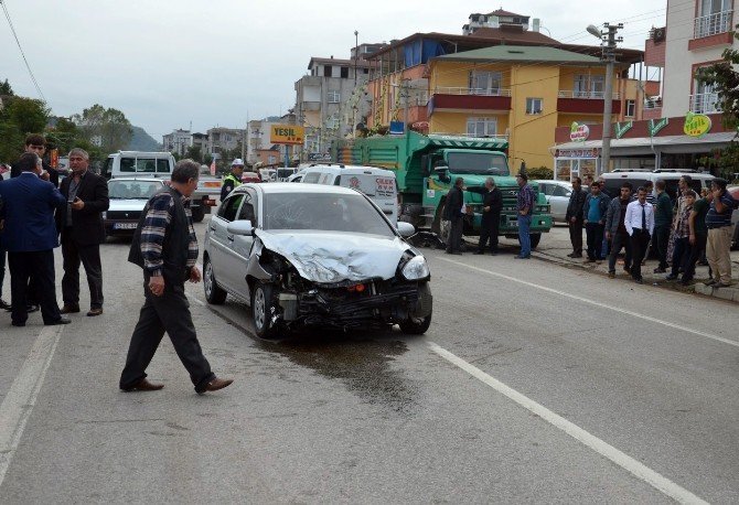 Fatsa’da Otomobil Kamyonla Çarpıştı: 6 Yaralı