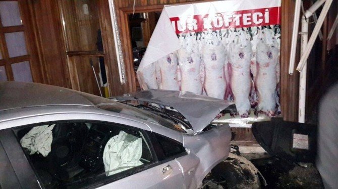 Otomobil İş Yerine Girdi: 2 Yaralı