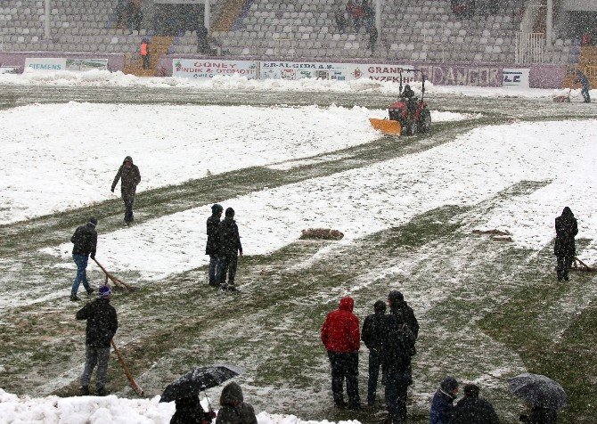 Orduspor - Pazarspor Maçı Kar Yağışından Dolayı Ertelendi