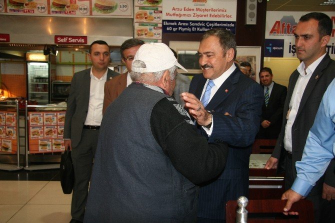 Bakan Eroğlu, Otogarda Yolcuları Kendi Yaptığı Anons İle Uğurladı