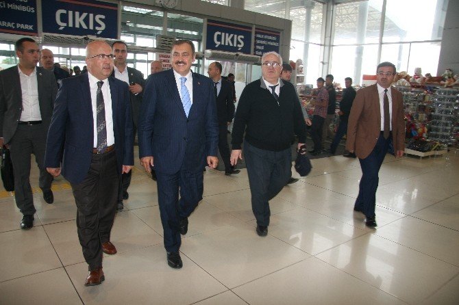 Bakan Eroğlu, Otogarda Yolcuları Kendi Yaptığı Anons İle Uğurladı