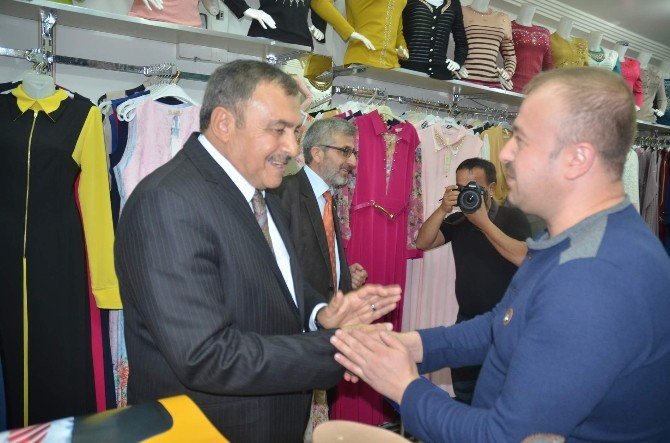 Bakan Eroğlu Sokak Hayvanları İçin Mama Kabı Dağıttı