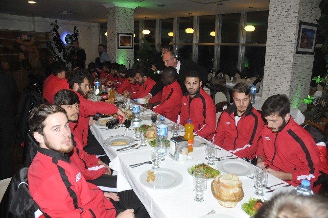 Akçakocalı Esnaftan Akçakocaspor’a Moral Yemeği