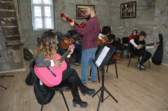 Ortahisar Belediyesi’nin Açtığı Kurslarla Geleceğin Sanatkarları Yetişiyor