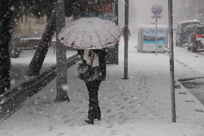 Karda Yürürken Eller Cepte Olmamalı