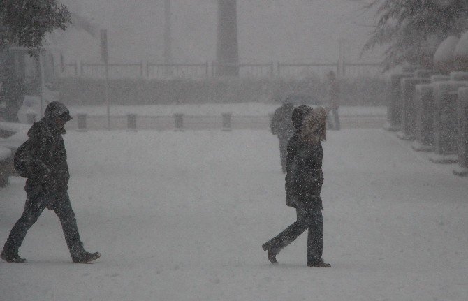Karda Yürürken Eller Cepte Olmamalı