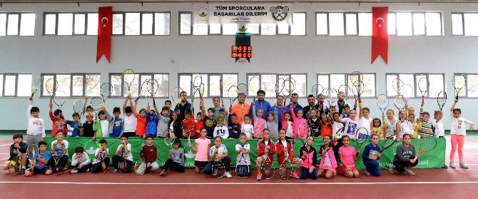 Minik Tenisçiler Hünerlerini Sergiledi