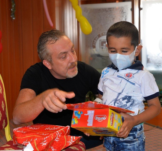 Oyuncu Alper Türedi, Lösemili Çocukları Sevindirdi