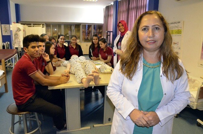 Fedakar Öğretmenler Öğrencileri İçin Canlı Manken Oldu